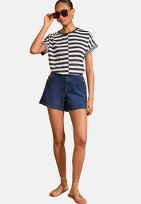 REGULAR FIT - CREW NECK  - Triko s potiskem - navy and white