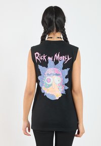 Schwarzes ärmelloses T-Shirt mit einem bunten Grafikdesign eines Charakters aus "Rick and Morty" und Text darüber in pinker Schrift.