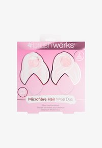 Duo de wraps cheveux en microfibre dans un emballage rose. Contient deux serviettes wraps blanches et roses avec un design arrondi en forme de vague. Taille unique, convient à la plupart.