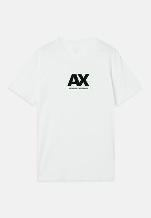 Hvit bomull t-skjorte med korte ermer. Har et svart grafisk logo "AX" og "ARMANI EXCHANGE" trykt i fet skrift på fronten.