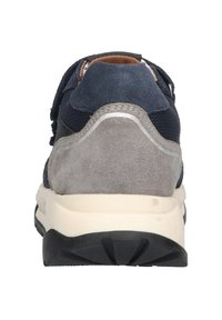 Marineblauwe en grijze sneaker met een gestructureerde bovenkant, suède accenten en een crème tussenzool. Beschikt over een veilige strap en een gepatterneerde zwarte rubberen zool.