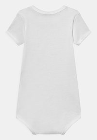 Fehér, rövid ujjú bodysuit puha pamutból, kerek nyakkivágással, sima textúrával és patentos záródással az alján.