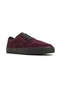 Burgunderfarbene Wildledersneaker mit schwarzen Schnürsenkeln und Gummisohle. Verfügt über ein Low-Top-Design und dezente seitliche Branding-Details.