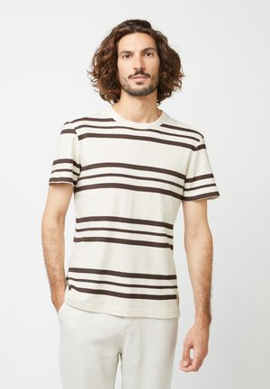 Gestreepte T-shirt met ronde hals in crème met donkerbruine horizontale strepen. Gemaakt van zachte katoen, met korte mouwen en een losse pasvorm.