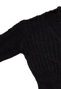 Maglione nero lavorato a maglia con un motivo testurizzato, orlo a coste e maniche aderenti. Il materiale appare morbido e leggero.