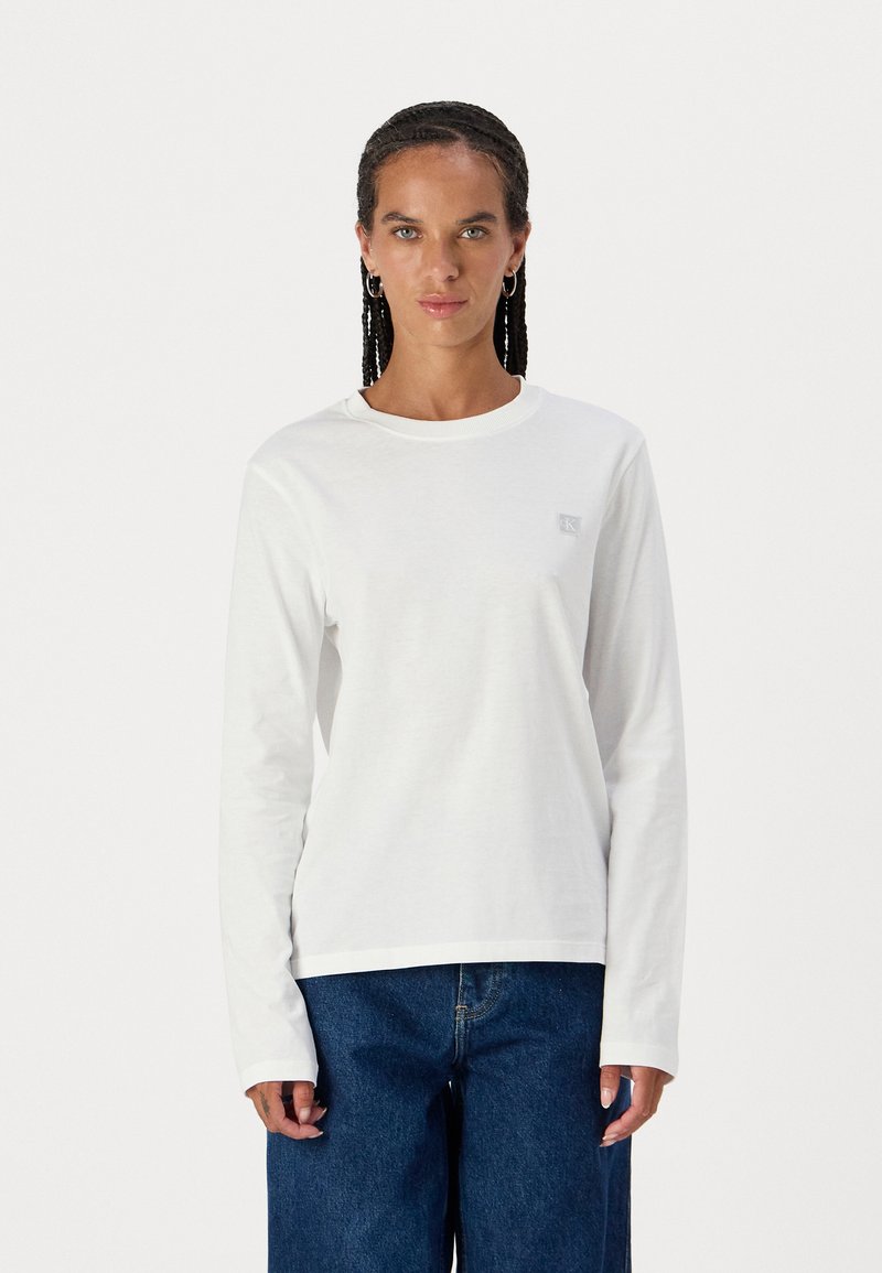 Calvin Klein Jeans REGULAR LONG SLEEVED - Tops ar garām piedurknēm - bright white