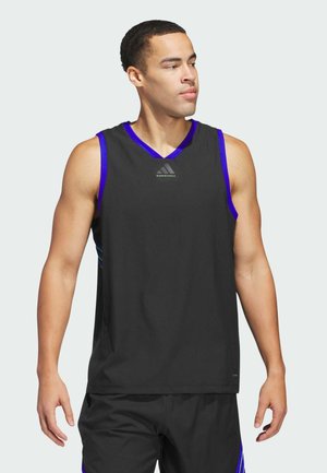 Sort atletisk tanktop med V-hals, prydet med blå detaljer på skuldrene og siderne samt et logo på brystet. Glat, letvægtsstof.