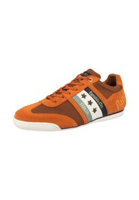 Sneaker arancione in suede con dettagli in mesh, presenta una striscia bianca con dettagli blu e verdi e cinque stelle nere sul lato. Suola bianca.