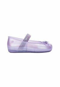 Bailarinas transparentes moradas con punta redondeada, detalle de lazo y correa ajustable. Superficie lisa, material flexible, diseño ligero.