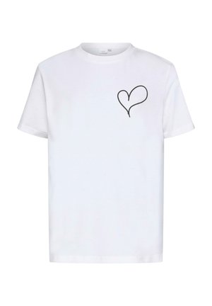 Witte T-shirt met korte mouwen en een eenvoudig zwart omtrek hartontwerp op de linkerkant van de borst, weergegeven tegen een effen achtergrond.