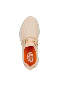 Jasnoróżowe sneakersy z teksturowaną siateczką, pomarańczowe wykończenie wewnętrzne, gumowa podeszwa oraz wyraźne logo na języku.