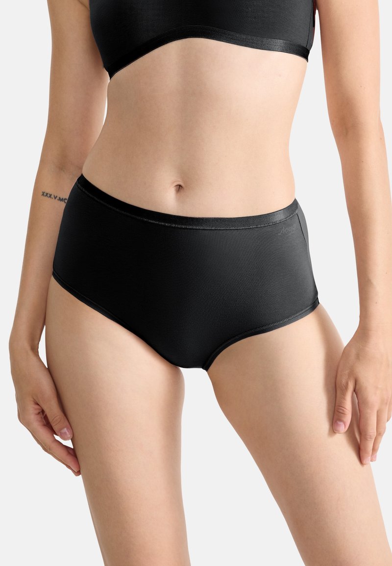 Culotte noire taille haute en tissu lisse, avec un design simple, des bords élastiques et un branding minimal.