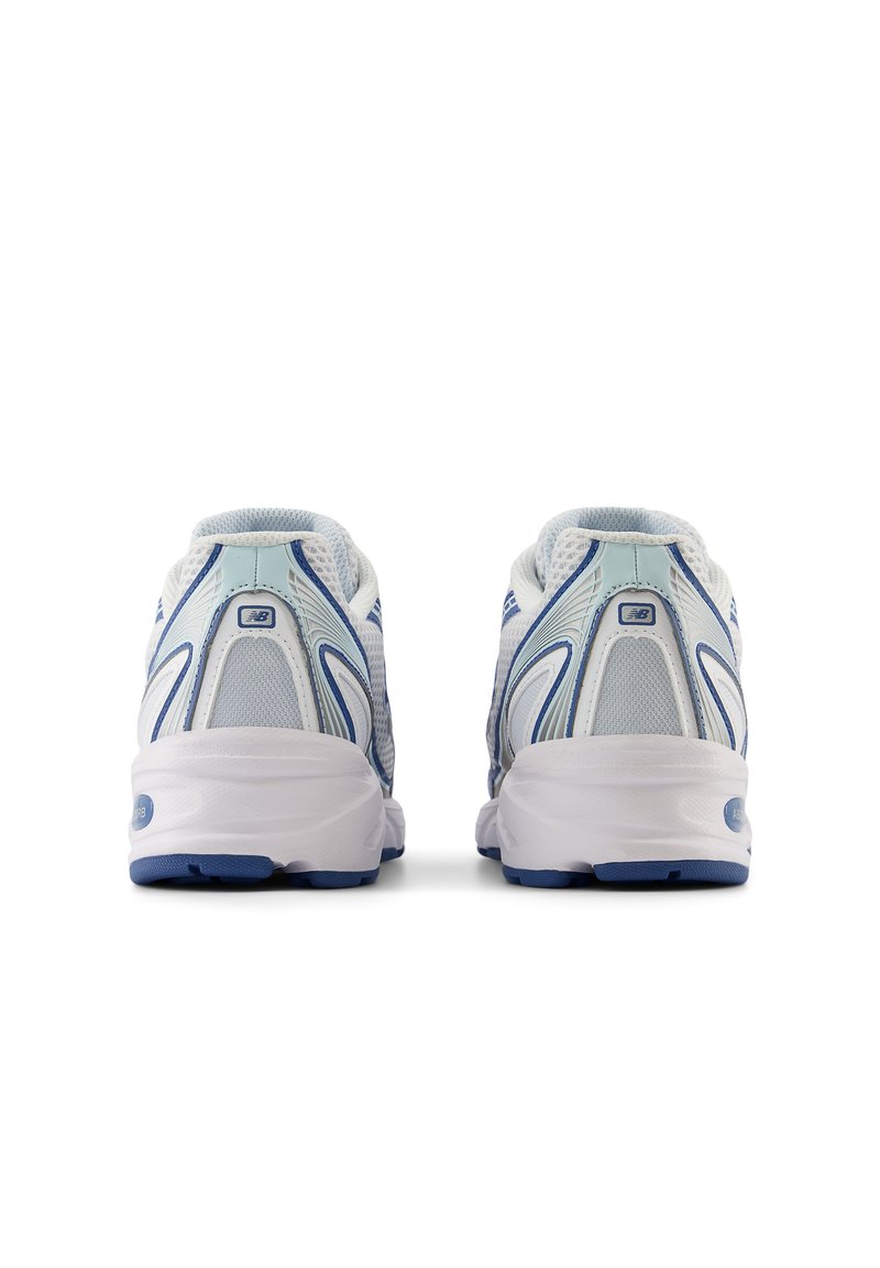Scarpe da corsa bianche e azzurro chiaro con tomaia in rete, colletto imbottito e tallone testurizzato. Presentano dettagli blu e un design della suola arrotondato.