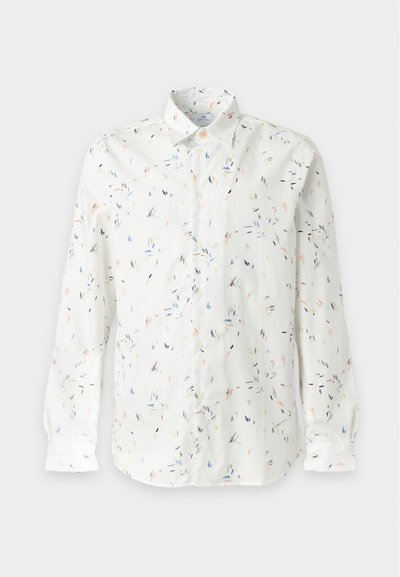 Chemise blanche à manches longues boutonnée avec de petits motifs abstraits multicolores dispersés de coups de pinceau et un col classique.