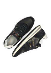 Czarne zamszowe trampki z skórzanymi akcentami, fakturowymi nakładkami, perforowanymi panelami, szarym gumowym podeszwa oraz złotymi detalami marki.