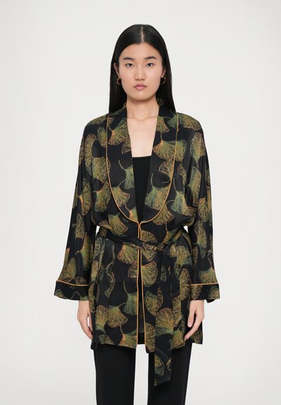 Zwarte kimono-stijl badjas met een groen en oranje bladenpatroon, met lange mouwen, een riem en contrasterende boord langs de randen.