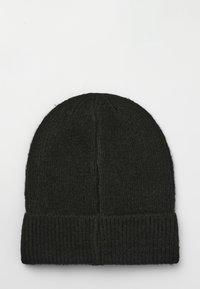Berretto in maglia nera con orlo a coste, texture liscia e cuciture sottili, progettato per adattarsi in modo aderente alla testa.