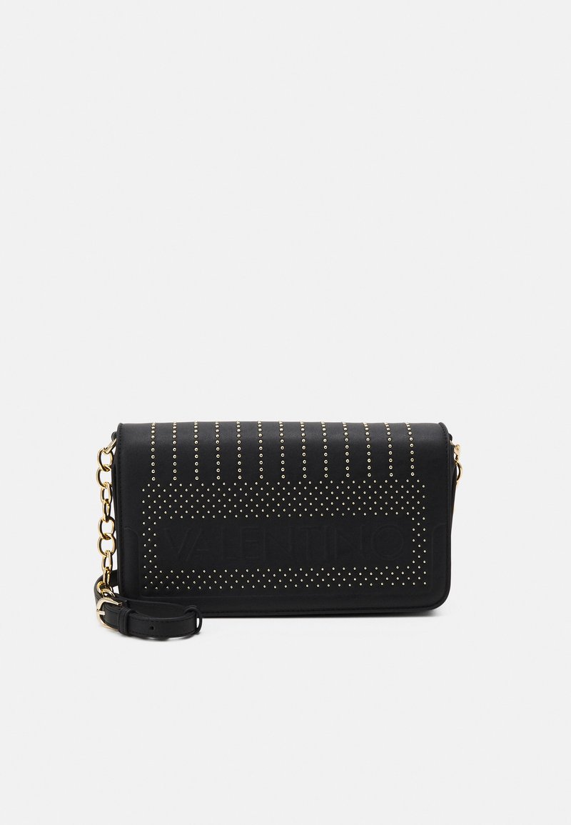 Borsa a tracolla in pelle nera con borchie dorate disposte a puntini, logo incidito e una tracolla dorata. Design rettangolare compatto.