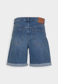 Vue arrière d'un short en denim bleu à ourlet roulé avec deux poches arrière et une étiquette de marque marron sur la ceinture.