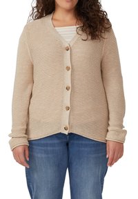 Lichtbeige cardigan met een gestructureerd breiontwerp, voorzien van een V-hals, lange mouwen en vijf houten knopen aan de voorkant.