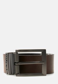 Brun læderbælte med en mat sort metalspænde. Har teksturerede detaljer og en rektangulær spænde-design. Brandet "GUESS" er synligt på spænde.