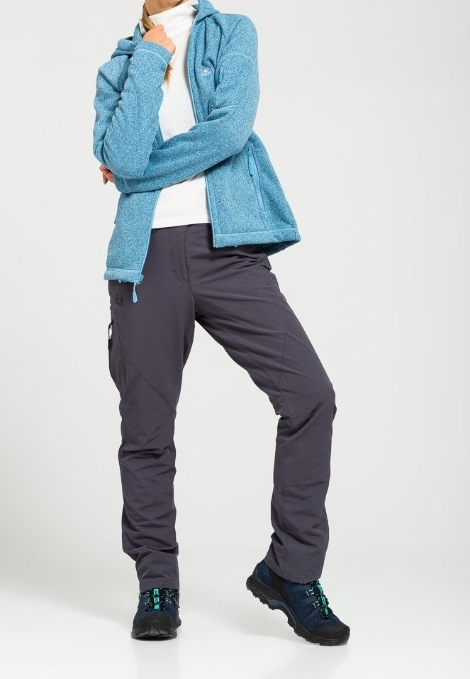 Blå fleecejacka, vit polotröja, grå cargobyxor och svarta vandringsskor med teal-accenter. Materialet ser mjukt ut med en texturerad look.