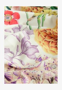 Valitud, cream floral