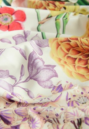 Lillelille, millel on elavad värvid: punased, kollased, lillad ja virsikuvärvi õied kreemjal taustal; sile tekstuur keerukate botaaniliste printidega.