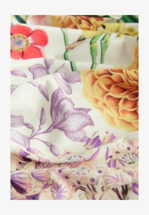 Lillelille, millel on elavad värvid: punased, kollased, lillad ja virsikuvärvi õied kreemjal taustal; sile tekstuur keerukate botaaniliste printidega.