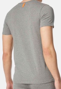 T-shirt grigio a maniche corte con scollo rotondo, texture liscia e una piccola etichetta arancione sul retro. Design aderente.
