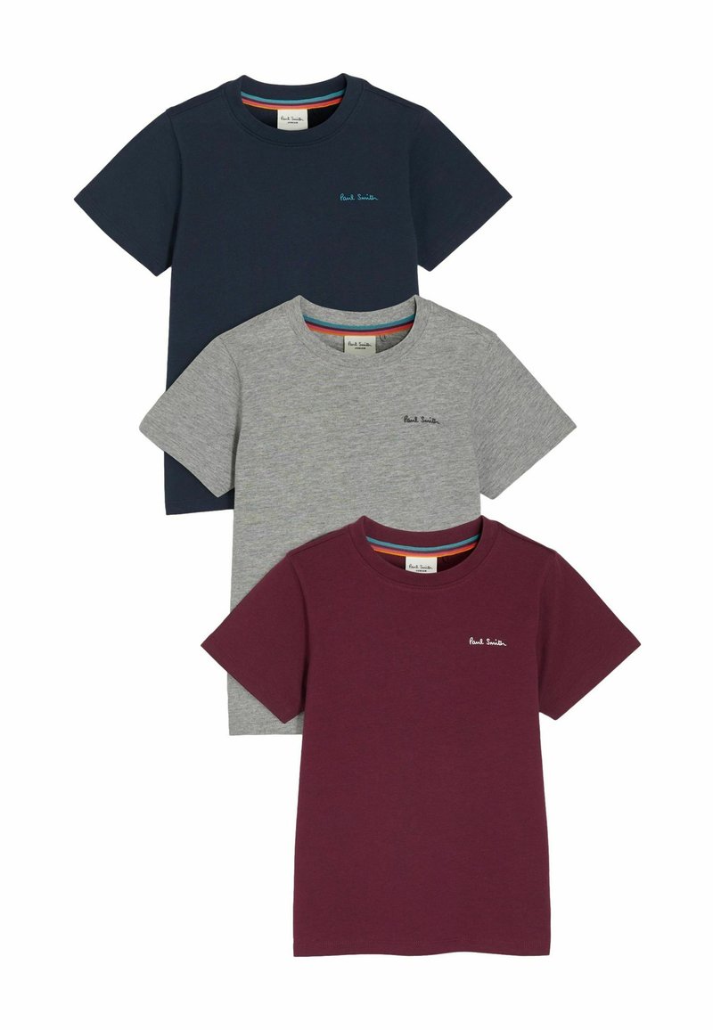 Tre kortærmede T-shirts i marineblå, grå og burgunder bomuld. Har en rund halsudskæring og broderet branding over venstre side.