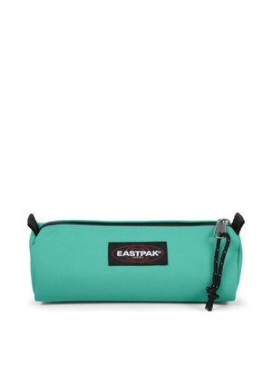 Kleine cilindervormige groene pennenzak met zwarte rits, zwart trekkoord en Eastpak USA-logo op de voorkant in het midden.