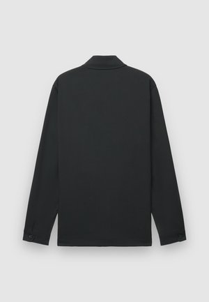 Camicia nera a maniche lunghe con colletto. Tessuto liscio e leggero, con polsini abbottonati e design semplice e lineare.