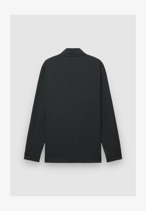 Camicia nera a maniche lunghe con colletto. Tessuto liscio e leggero, con polsini abbottonati e design semplice e lineare.