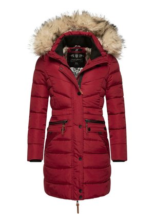 Manteau rembourré rouge avec capuche en fausse fourrure, comprenant des poches zippées, des fermetures à pression et des poignets côtelés. Texture lisse avec des coutures horizontales.