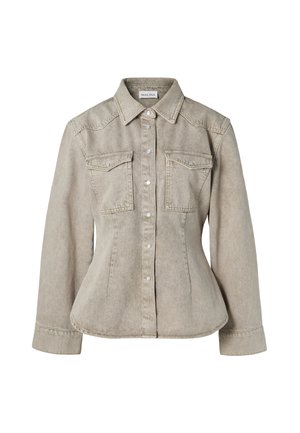 Chemise en denim beige avec une taille cintrée, col classique, deux poches poitrine et boutons-pression en argent. Tissu texturé et manches longues.