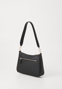 Borsa a tracolla nera con texture, dalla forma curvata, dotata di una sola tracolla e di una tasca con zip frontale. Dettagli metallici argentati.