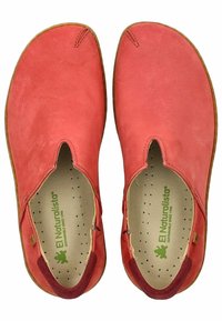 Červené kožené slip-on boty s kulatou špičkou, bočními výřezy a hnědou gumovou podrážkou; mají perforovanou stélku pro ventilaci.