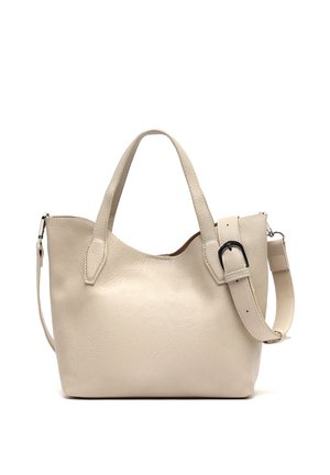 Beige leren handtas met twee handvatten, verstelbare schouderriem met een zwarte gesp en een licht gebogen bovenrand.