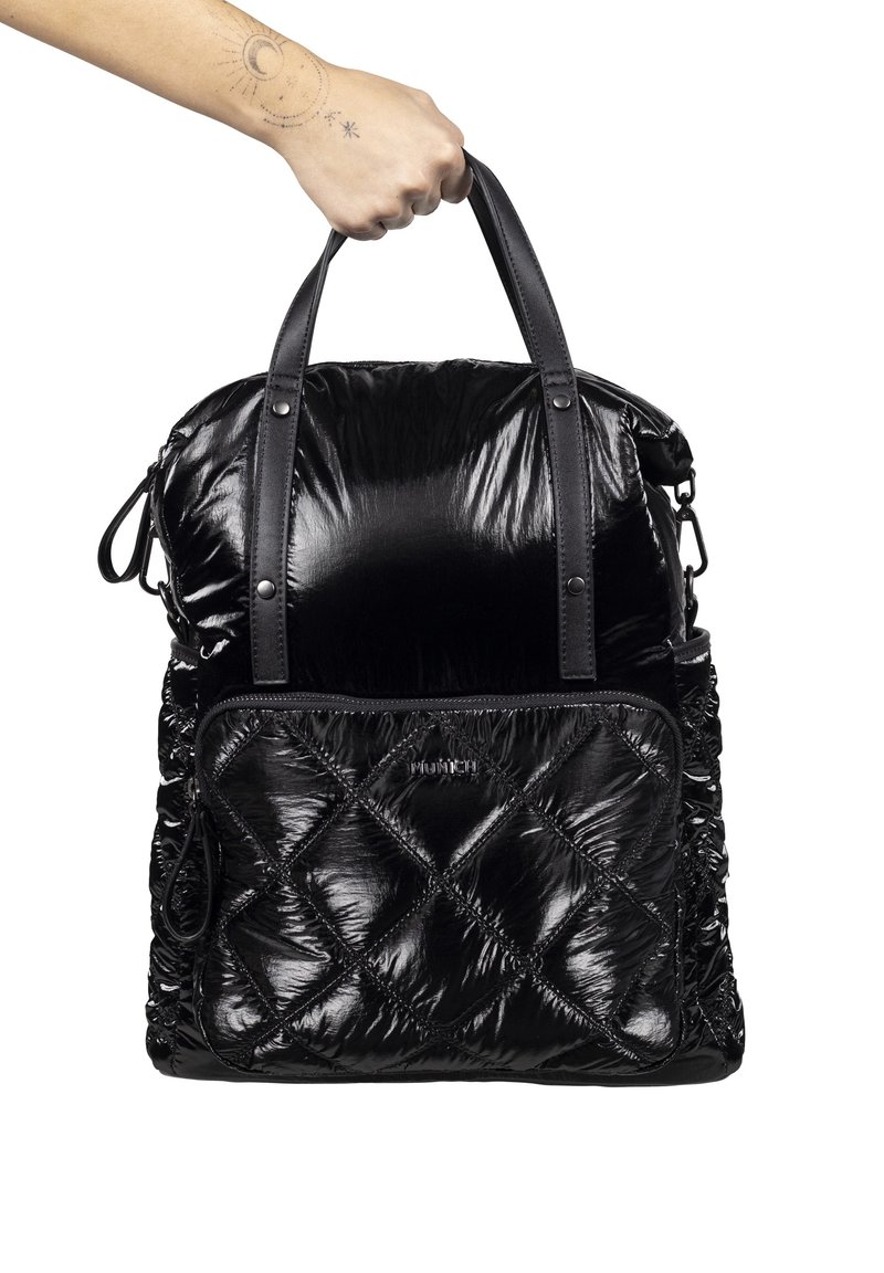 Mochila negra acolchada con un acabado brillante y reflectante, asas de cuero y un bolsillo con cremallera en la parte frontal. Presenta cierres laterales y detalles texturizados.