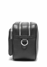 Czarna skórzana torba o teksturowanej powierzchni, z dwoma srebrnymi suwakami na górze oraz bocznym pierścieniem D do mocowania. Kompaktowy prostokątny kształt.