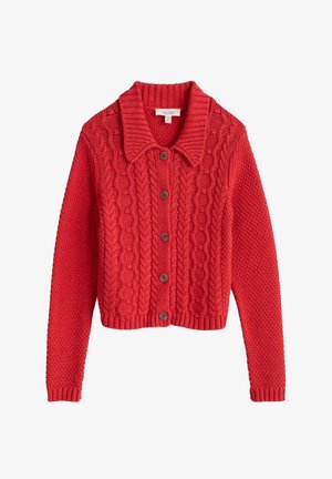 Rød strikket cardigan med krave, prydet med kabelstrik og teksturerede mønstre, fem brune knapper samt ribkantede manchetter og kant.