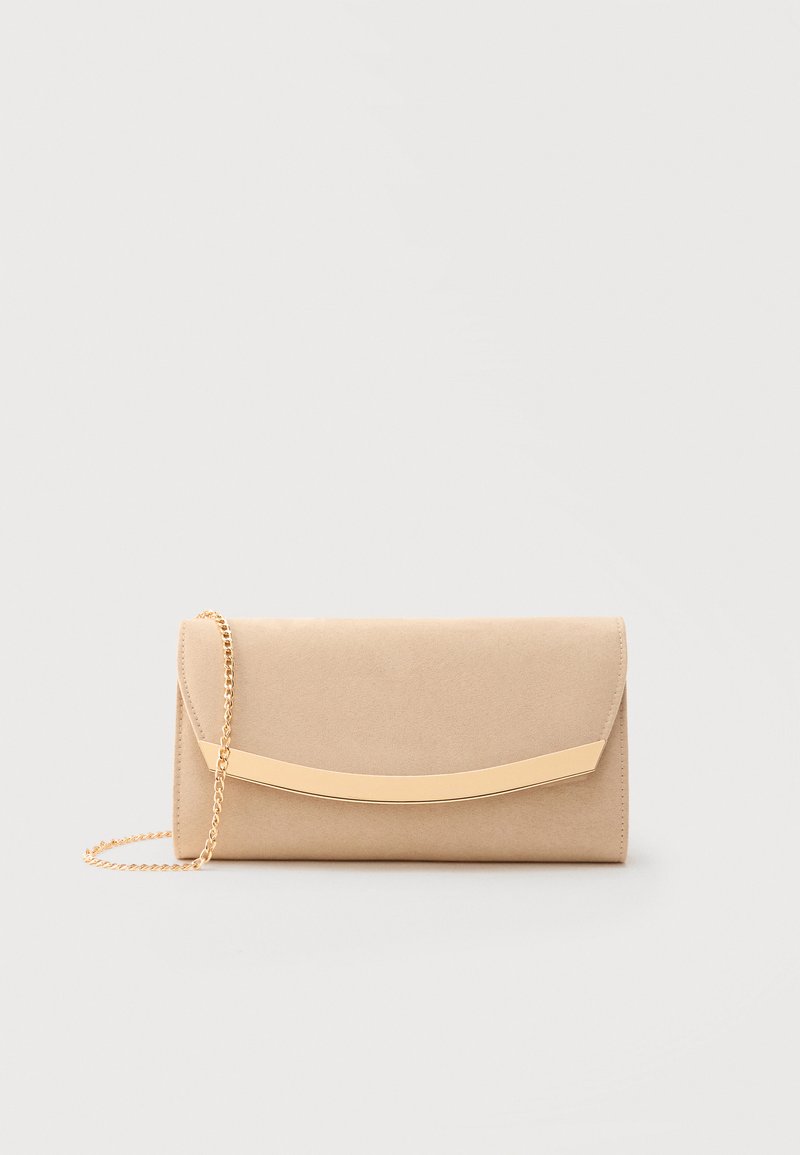 Pochette rectangulaire beige avec un fermoir doré courbé et une fine chaîne dorée en bandoulière sur un fond clair.