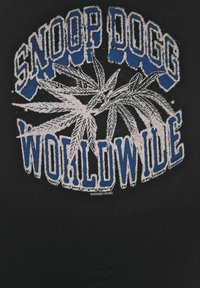 Černé tričko s grafickým designem konopných listů a textem "Snoop Dogg Worldwide" v modrém a bílém opotřebovaném písmu.