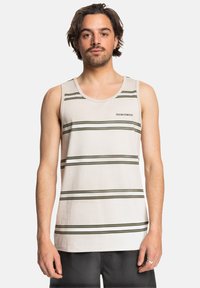 Camiseta sin mangas gris con rayas horizontales en verde oscuro y blanco, hecha de un tejido liviano, que presenta un cuello redondo y un detalle de logo.