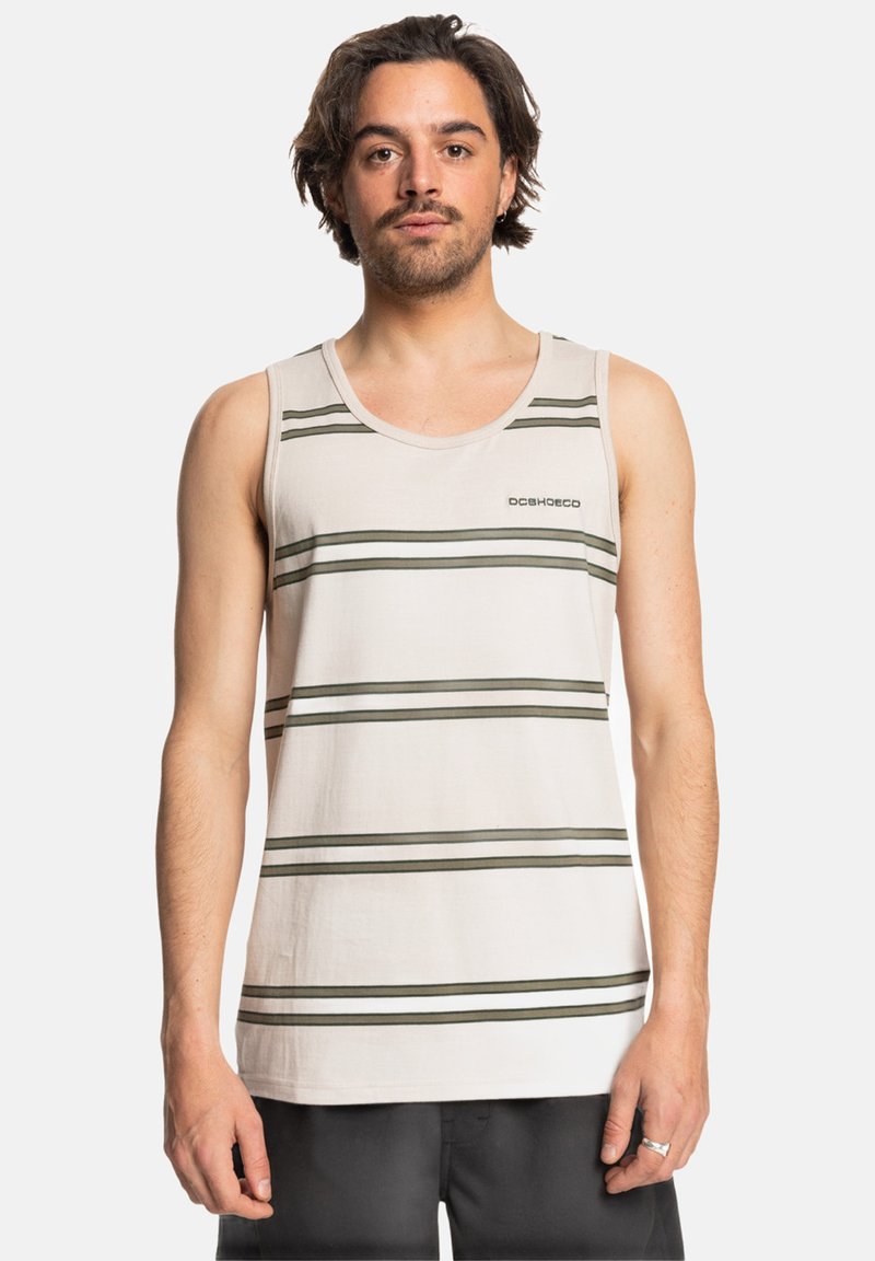 Camiseta sin mangas gris con rayas horizontales en verde oscuro y blanco, hecha de un tejido liviano, que presenta un cuello redondo y un detalle de logo.