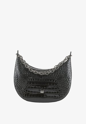 Sac à main noir en simili-crocodile avec finition brillante, bandoulière en chaîne argentée, forme arrondie et discrète étiquette au bas.