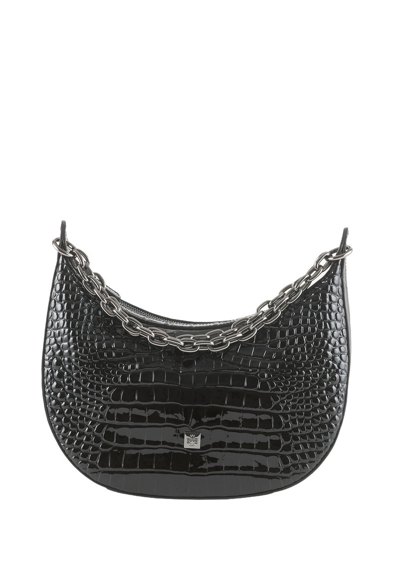 Zwarte handtas met krokodillenpatroon en glanzende afwerking, zilveren schouderband, ronde vorm en subtiele logo-detail aan de onderkant.
