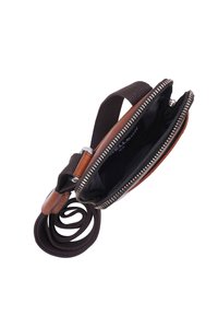 Borsa a tracolla in pelle marrone e tessuto scuro con chiusura a zip, dotata di una tracolla arrotolata e scomparti interni.