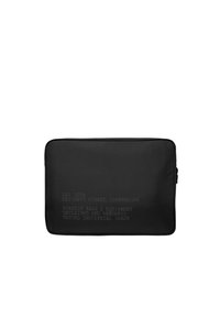 Sort rektangulær laptop-sleeve lavet af glat materiale. Har præget tekst på den ene side og en lynlåslukning langs den øverste kant.